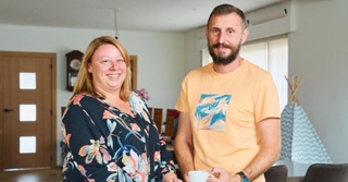 Mario (48) en Els (44) over hun gezinshuis: “Iets betekenen in het leven van kinderen die het echt nodig hebben, verrijkt je leven”