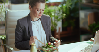 1 op de 3 werknemers luncht ... alleen