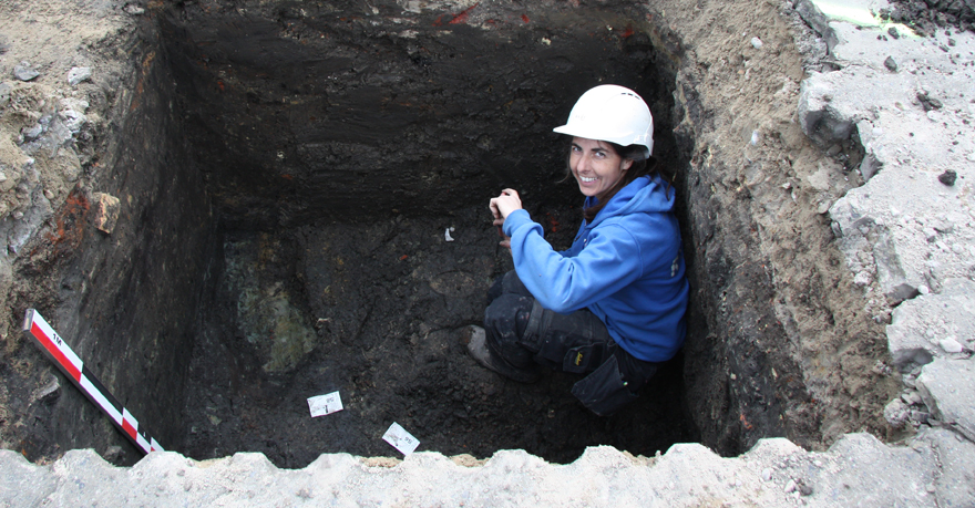 Archeoloog Nele Vanholme