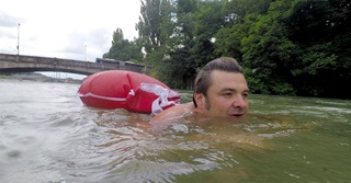 VIDEO: Deze man zwemt dagelijks naar het werk