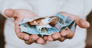 Hoeveel belastingen betaal je op inkomsten via Uber, Airbnb enzovoort?