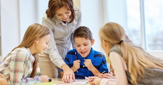 Het loon van een begeleidster in de buitenschoolse kinderopvang: 2.087 euro bruto