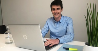 Het loon van een junior auditor bij Certam: 2.100 euro bruto