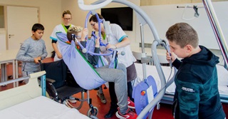 Leerlingen worden voor een dag dakwerker of zorgkundige