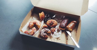 Waarom eten we werkelijk alles op de werkvloer?