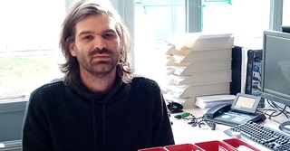 Het loon van een administratief medewerker bij vzw Thuishulp: 2.560 euro bruto