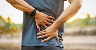 Dos, genoux ou épaules : quels sont les principaux soucis physiques liés au travail ?