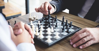 Jouer aux échecs permet de passer de bons moments sur son lieu de travail