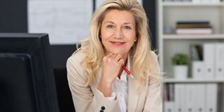 Pourquoi les femmes deviennent-elles moins souvent des leaders ?