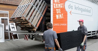 Quel est le salaire d'une employée chez 'De Kringwinkel' ?