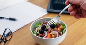 5 manières de manger plus sainement au travail