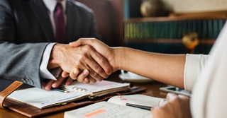 Un séjour à l’étranger ? Voici comment saluer les gens