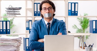 Comment gérer les moments de silence inconfortables lors de conversations ?