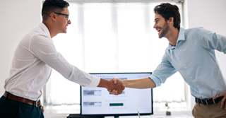 Handen schudden en kussen op de werkvloer terug van weggeweest