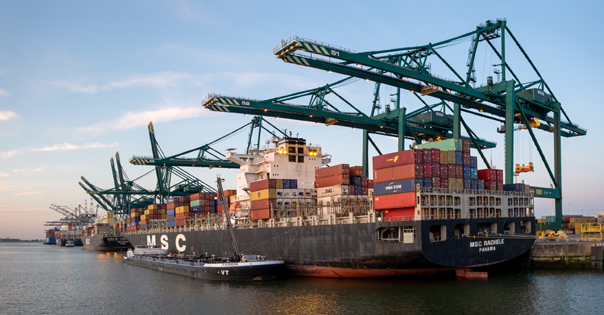 schip in de haven van Antwerpen
