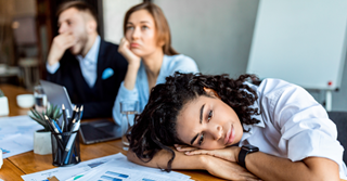 Hoe blijf je wakker tijdens een saaie vergadering?