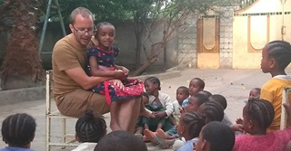 Het loon van de zakelijk leider van vzw Let Us Change: 2.558 euro bruto