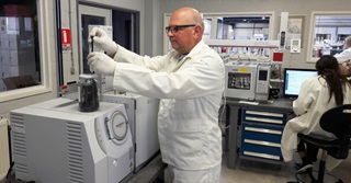 Laborant in de rol van Sherlock Holmes: SGS Oleotest speurt naar sporen na brand