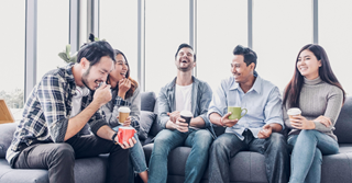 Waarom lachen op het werk noodzakelijk is (...maar niet altijd)