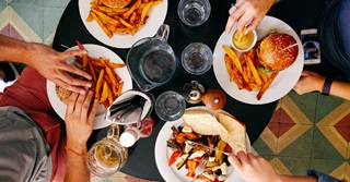 4 redenen waarom lunchen met je collega’s onbetaalbaar is