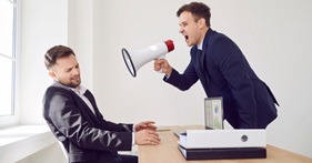 Hoe omgaan met een luidruchtige collega: 10 tips