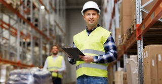 Het loon van een magazijnier (en vervangend ploegbaas): 2.500 euro bruto