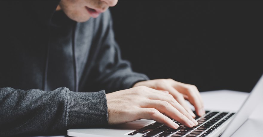 Mannelijke hacker aan laptop