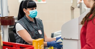 Het loon van een medewerkster in een supermarkt (4/5de): 1.590 euro bruto