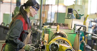 Het loon van een metaalbewerkster: 1.600 euro bruto (halftijds)