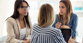 Menstruatie, moederschap en menopauze blijven groot taboe op de werkvloer