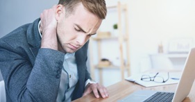 9 op de 10 kantoorwerknemers kampen met fysieke klachten