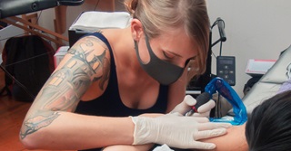 Het loon van een tattoo-artieste: tussen 1.500 en 3.000 euro bruto
