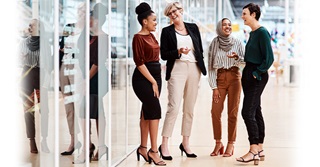 Grappig zijn loont meer voor vrouwen dan voor mannen