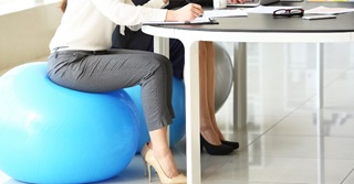 Stoeldansen, kantoorroeien, papierbasketbal... 7 tips om fit te blijven op het werk