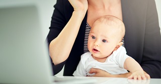 Devenir parents tout en travaillant