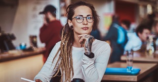 Mag je werkgever tatoeages en piercings verbieden?