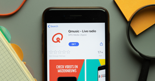 Qmusic en Studio Brussel populairste radiozenders op de werkvloer