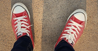 Waarom je met rode sneakers aan succesvoller lijkt