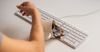 Moet je de schade betalen als je iets stukmaakt op je werk?