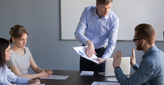 Hoe samenwerken met een té directe collega?