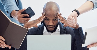 Hoe je baas, collega of klant duidelijk maken dat je teveel werk hebt?