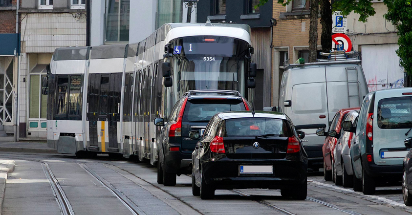 tram vs. auto