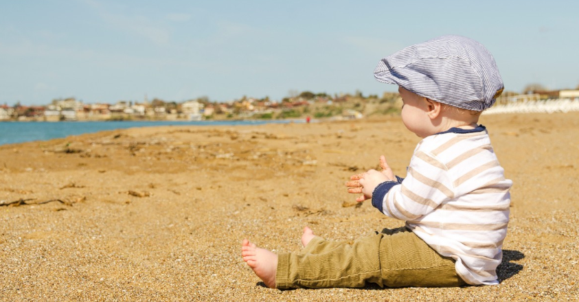 baby op het strand