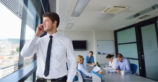 Kan je baas verbieden om op het werk privé te bellen?