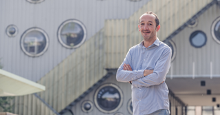 Johannes ging in Brussel wonen én lesgeven: “Veel voldoening om jonge mensen te zien opgroeien”