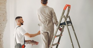 Mijn werkloze vrienden komen helpen bij mijn verbouwingen. Riskeren zij een sanctie?