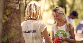 Waarom vrijwilligers vaker gelukkiger zijn dan betaalde werknemers