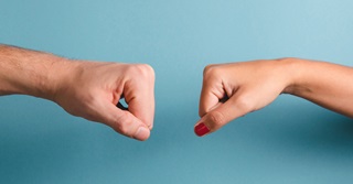 Kus of vuistje: hoe krijg jij je nieuwjaarswensen?