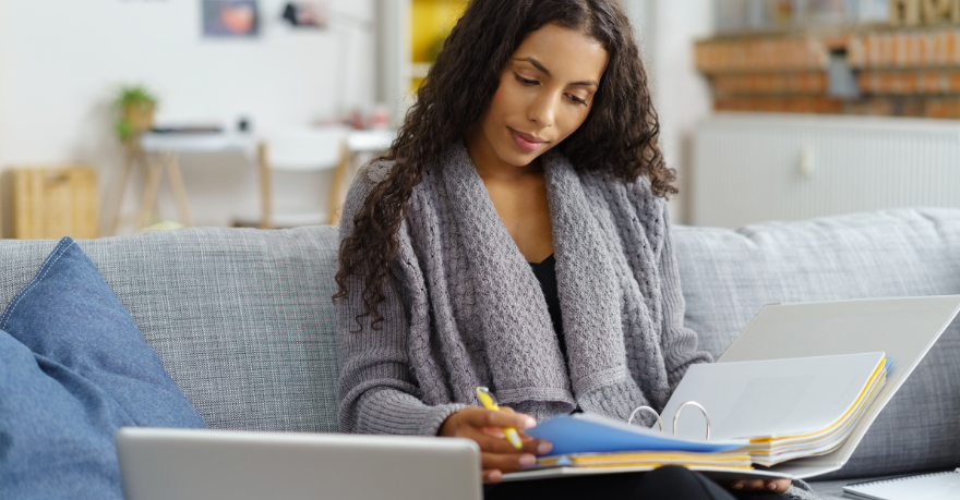 Werken en studeren vrouw