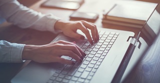 Waarom je werkmails beter 's middags beantwoordt